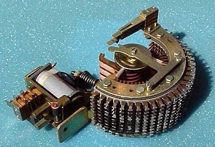 <p>Cihaz, iki daktilo ve 25 karakterli alfabetik denetim santraline sahip bir elektrikli rotor sisteminden oluşmaktaydı. İlham aldığı Enigma cihazında da olduğu gibi, şifrelenmemiş bir yazı, normal bir şekilde girilebilmekteydi. Ancak cihazın en önemli gelişimi, kullandığı ikinci elektrikli daktilo ile şifrelenmiş mesajı bir kağıt üzerine yazabilmesiydi. Bu yüzden de cihazı kullanmak için sadece bir kişi yeterliydi.</p>

<p> </p>
