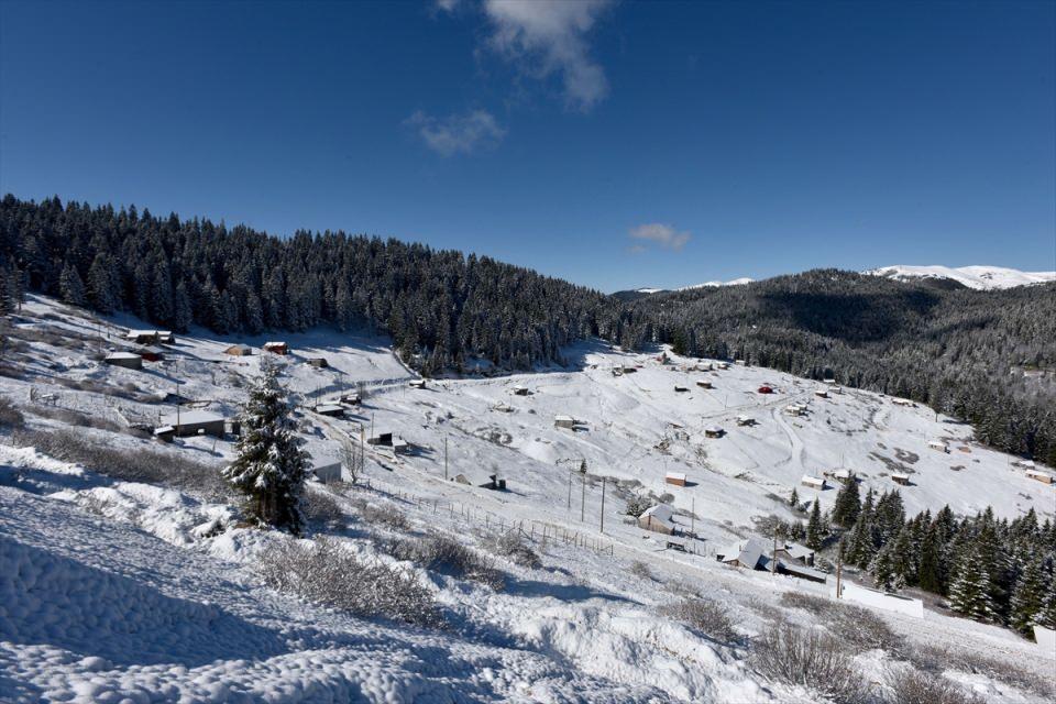 <p>Mayıs ayının ilk haftasıyla başlayan Doğu Karadeniz yöresi yayla şenlikleri, eylül ayına kadar devam ediyor. Yayla şenliklerinde yoğunluk, hafta sonları yaşanıyor. Şenliklerin büyük bölümünün geleneksel tarihi, ay içerisindeki hafta sonlarına denk getiriliyor.</p>
<p> </p>