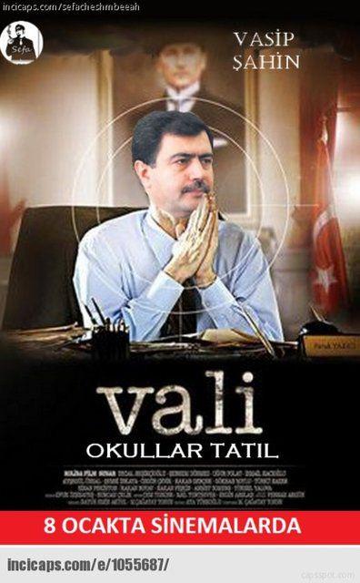 <p>İstanbul'da kar yağışı nedeniyle okulların tatil edilmesinin ardından Vali Vasip Şahin Twitter'da en çok konuşulan konular arasında girdi.</p>
