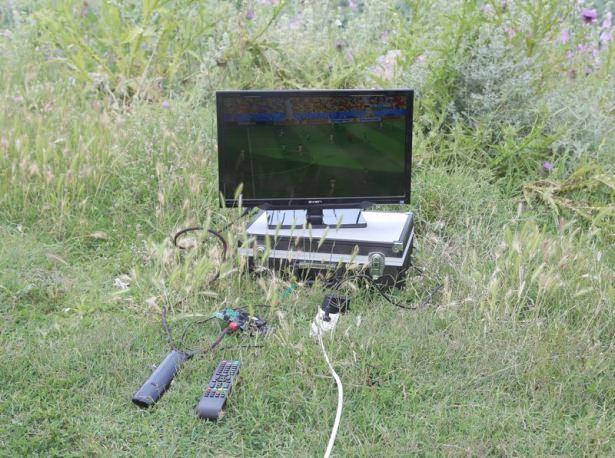 <p>"Öncelikle kablosuz bir uydu olarak, çanak ile LNB arasındaki kabloyu kaldırdık. Sonrasında daha da uğraşarak cihazı bu durumlara getirdik. Yaptığımız bu buluşla artık LNB ve çanak anteni ortadan kaldırarak, direkt olarak yayın alabileceğimiz bir cihaz oluşturduk" ifadesini kullandı.</p>
