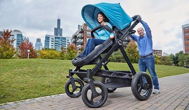 <p>Dünyanın en büyük bebek arabası. Jamie Roberts ve Tom Koltun tarafından yapılan bu bebek arabası 1.38 metre uzunluğunda</p>