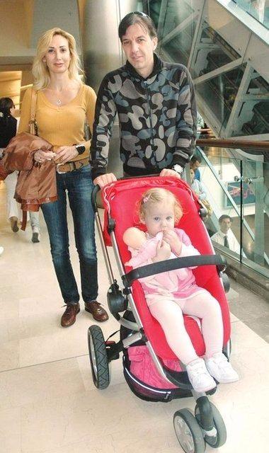 <p>Reklam filmlerinde rol almaya devam eden Kaan Girgin, 2005 yılında şarkıcı Ferhat Göçer'in kız kardeşi Seran Göçer ile üçüncü kez nikah masasına oturdu. Çiftin bu evlilikten Serap isminde bir de kızları oldu. Kaan Girgin'in üçüncü evliliği de yaklaşık 3 yıl önce sessiz sedasız bitti.</p>
<p> </p>