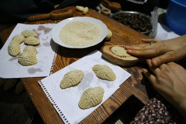 <p>Hatay'ın Reyhanlı ilçesinde kadınlar, bayramların vazgeçilmez lezzeti "kömbe" kurabiyelerini hazırlamaya başladı.</p>
