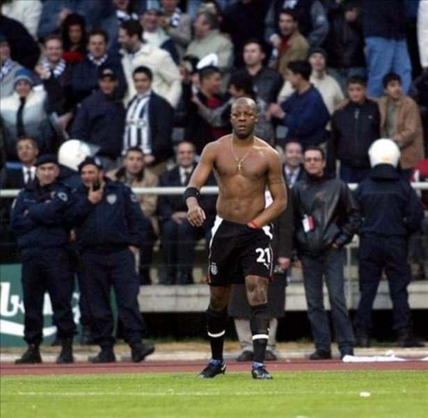 <p> “Pascal'ın 'farklı' gol sevinci” 100. yılında Beşiktaş şampiyonluk yolunda emin adımlarla ilerlerken Fenerbahçe’yi İnönü’de Nouma ve Sergen’in golleriyle 2-0 mağlup ediyor. Maçın en unutulmaz anı ise Nouma’nın golden sonra yaptığı sevinç oluyordu.</p>
