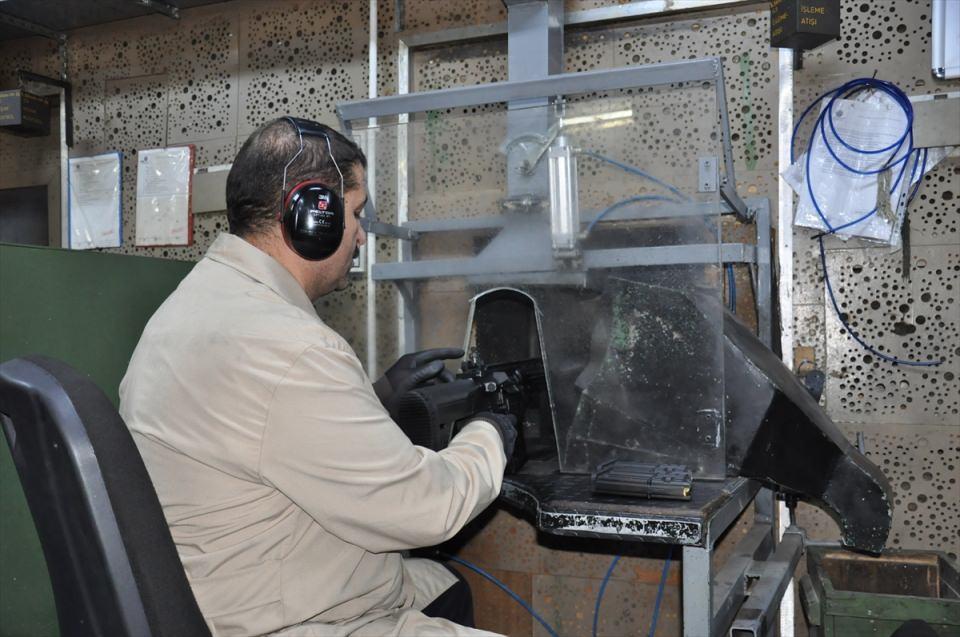 <p>Poligonda ayrıca 9 test odası yer alıyor. Bu sayede, MIL STD-810'a göre bütün hafif silahların çevresel testleri bundan sonra fabrika bünyesinde yapılabilecek. Poligonun hizmete sunulmasını ardından fabrika dışından gelen taleplere de cevap verilebilecek.</p>

<p> </p>
