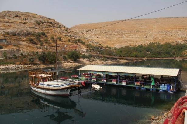 <p>Birecik Barajı nedeniyle bir bölümü sular altında kalan, sakin ve huzur veren özelliğiyle Cittaslow Uluslararası Koordinasyon Komitesi'nin iki yıl önce "Sakin Şehir" ağına dahil ettiği Halfeti'de bu yıl hareketli başlayan turizm sezonu, son dönemde yaşanan terör olaylarıyla sekteye uğradı.</p>

<p> </p>
