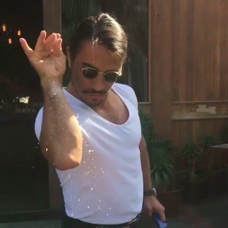 <p>Ünlü 'etçi' Nusret'in tuz dökme stili dünyada gündem oldu. Twitter'da '#SaltBAE' etiketinde Nusret ile ilgili paylaşımlar yapılıyor.</p>
