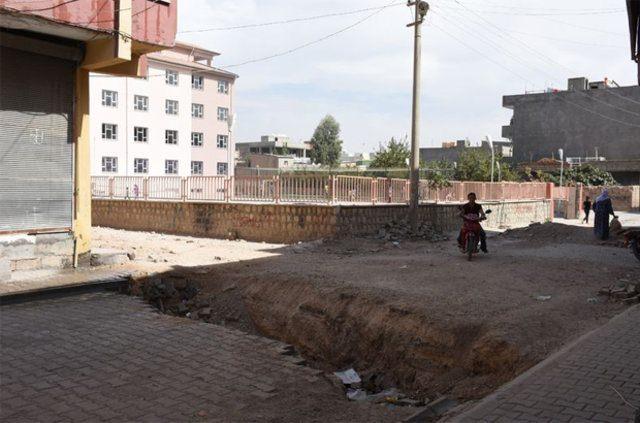 <p>Teröre destek veren belediyelerde hendek kazma, bombalı ve silahlı saldırı, roketatarlı saldırı, terör eylemleri, belediyeye ait araçların hendek kazma ve barikat kurmak için kullanılması, belediyeye ait araçlarla terör örgütü mensuplarının cenazelerinin taşınması, terör örgütü propagandası gibi olayların yanı sıra yapılan arama çalışmalarında çok sayıda mühimmat ele geçirildi. İşte kayyum kararına 'delil' niteliğindeki olaylar...</p>

<p> </p>
