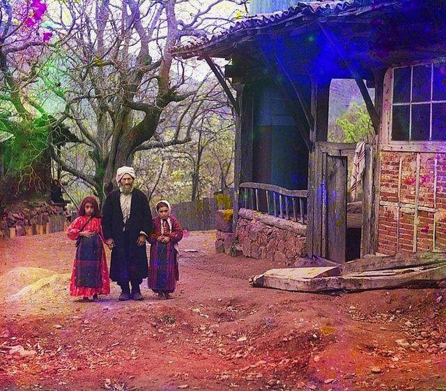 <p>Caminin yanında Müslüman bir öğretmen ve öğrencileri (Artvin, Türkiye)</p>
