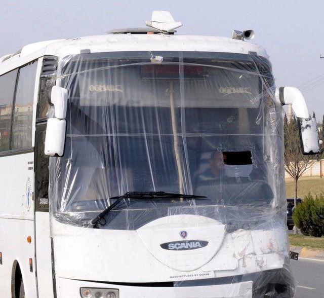 <p>Karıştığı bir kaza sonrası kırılan camını naylonla kapatıp açtığı delikle önünü görmeye çalışan bir sürücü objektiflere böyle yansıdı.</p>

<p> </p>

<ul>
</ul>

<ul>
</ul>
