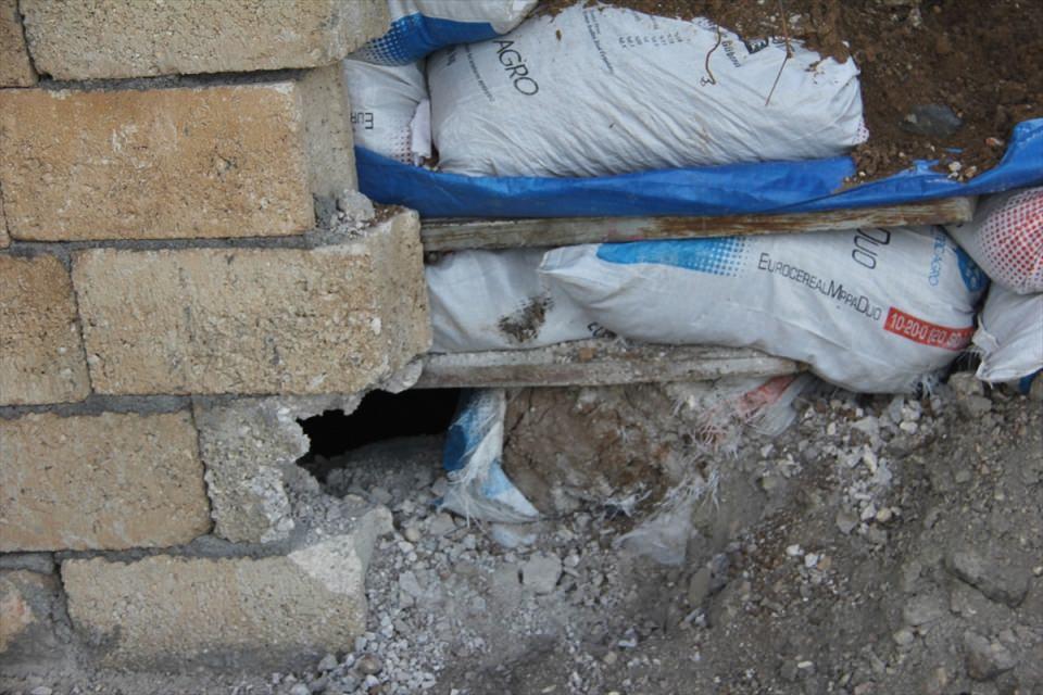 <p>Terör örgütünün bölgede yaşayan vatandaşların şahsi araçlarını da barikat ya da engel oluşturmak için gasbettiği belirlendi. </p>

<p> </p>
