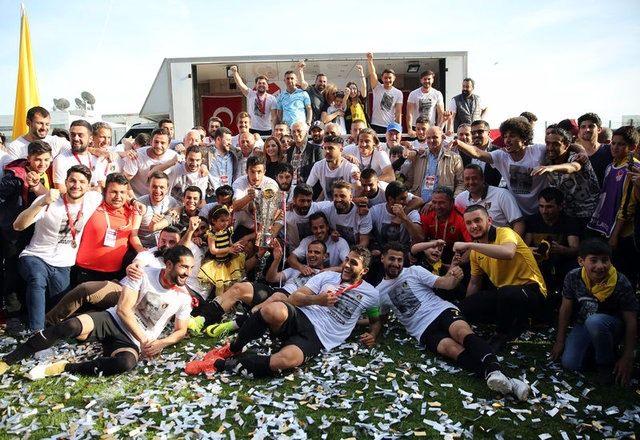 <p>Türk futbolunun efsane takımlarından olan ve son olarak 2007-2008 sezonunda 1. Lig'de mücadele eden İstanbulspor, 2014-2015'te yükseldiği 2. Lig'deki ikinci sezonunda şampiyonluk sevinci yaşadı.</p>
