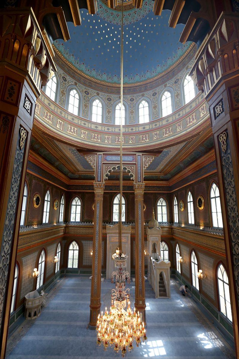 <p>Caminin içine geldiğimizde görüldüğü üzere çok zengin süslemeler var. Yıldız motifleri olan bir eser bu. Bunların hepsi temizlendi. Kalem işleri açısından da çok zengin. Burada karma bir üslup var. </p>