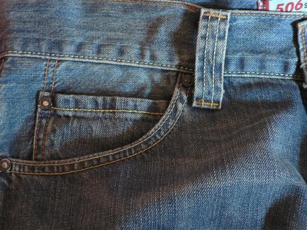 <p>Kotların üzerinde bulunan küçük metal parçalara perçin deniyor. Perçinler, dikişin tutmayacağı kalınlıktaki kumaşları birleştirmek için</p>
<p> </p>