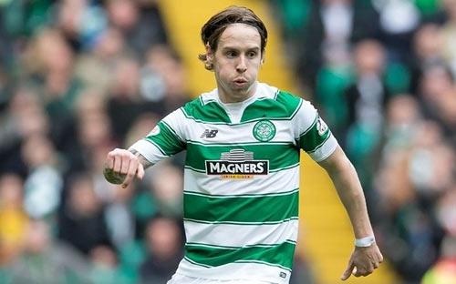 <p><strong>Galatasaray’dan Johansen atağı</strong></p>

<p> </p>

<p>Galatasaray, başarılı ön libero Johansen için İskoç kulübü Celtic'in kapısını çaldı. Yönetim, 25 yaşındaki oyuncuyu satış opsiyonlu olarak kiralamak istiyor.</p>

<p> </p>

<p>Galatasaray, gözünü orta sahadaki boşluğa dikti. Sarı-kırmızılılar son olarak listesine geçen sezonlarda Celtic’te başarılı performansıyla dikkat çeken Stefan Johansen’i aldı. Zaman kaybetmeden İskoç kulübünün kapısını çalan sarı-kırmızılı yöneticiler, kıran kırana pazarlıklara başladı. Galatasaray, orta sahada bitmek bilmeyen enerjisiyle ön plana çıkan Johansen’i, satış opsiyonlu kiralamayı planlıyor.</p>

<p> </p>

<p><strong>3 MİLYON EURO GÖZDEN ÇIKTI</strong></p>

<p> </p>

<p>Gelecek sezon sözleşmesinin sona erecek olması nedeniyle Celtic’in de Johansen’i satmayı düşünmesi Galatasaray’ın elini güçlendirdi. Cimbom’un, İskoçlara kiralama bedeli haricinde 3 milyon Euro’luk bir bonservis bedeli önerdiği öğrenildi. Pazarlıklar sürerken, sarı-kırmızılılar da Norveçli ön liberoyu ikna etmek için menajeriyle görüşmelere başladı. Galatasaray yönetimi, Celtic’i ikna etmesi halinde bayramdan sonra oyuncuyu resmen açıklayacak.</p>

<p> </p>

<p>STEFAN JOHANSEN KİMDİR?</p>

<p> </p>

<p>Galatasaray’ın kadrosuna katmak istediği Stefan Johansen, 25 yaşında… Profesyonel kariyerine 2007 yılında altyapısından çıktığı Bodo Glimt takımında başlayan Johansen, 2 yıllık Stromsgodset macerasının ardından 2014 yılında 2 milyon pound bonservis bedeli ile Celtic’e transfer oldu. 29 kez Norveç Milli Takım formasını da giyen Johansen, ulusal formayla 3 kez fileleri havalandırdı</p>

