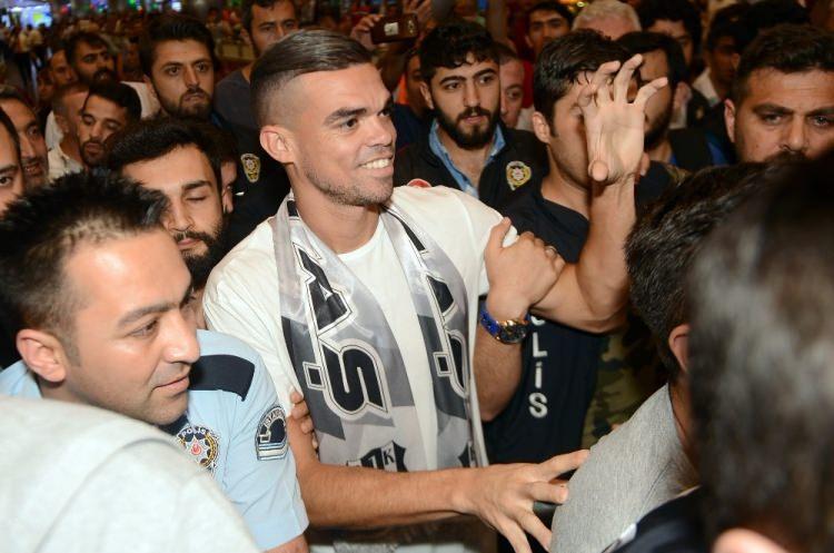 <p>Beşiktaş'ın yeni stoperi Pepe sabaha karşı Türkiye'ye geldi. 2 gün süren görüşmelerde sonra dün gece resmi imzayı atan Portekizli yıldız gece 12:00'de Lizbon'dan yola çıktı.</p>
