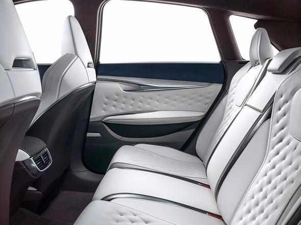 <p>Olabildiğince öne doğru yerleşimli kabin tasarımı sayesinde geniş bir iç mekan sunan QX50 Concept, “Sürücü Odaklı-Yolcuları Düşünen” iç mekan felsefesiyle tüm konuklarının ihtiyaçlarını eşit şekilde karşılıyor.</p>
