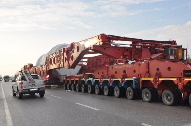 <p>Özel çekici römorkun geçeceği güzergahlar ve köprülerde 6 aylık bir çalışma yapıldıktan sonra gaz türbini Almanya'dan Samsun Limanı'na getirildi.</p>
