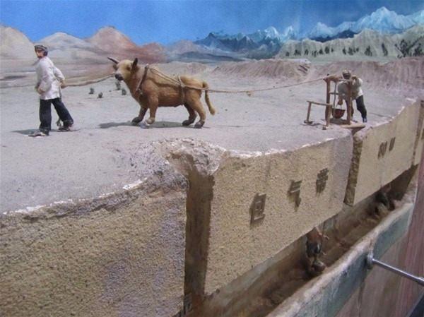 <p>Tanrı Dağlarından yüzyıllardır bölge halkına hizmet veren yer altı kanalları 1,5 metre yükseklikte, 60-70 cm genişlikte inşa edilmiş ve günde 858 metreküp su taşıyor. Ancak bugün bu oran neredeyse üçte bir oranında düşmüş durumda.</p>

<p> </p>
