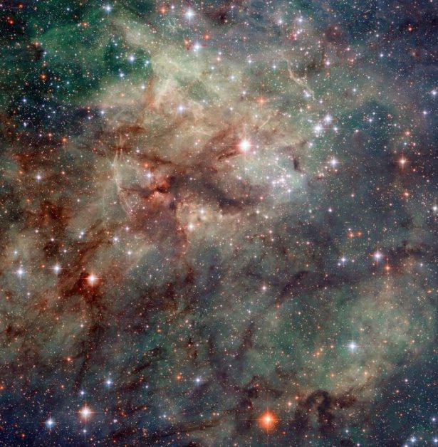 <p>İnsan tarihinin yaptığı en büyük atılımlardan birisi şüphesiz NASA'nın Hubble Teleskopu olsa gerek. Uzay'daki en büyük Teleskop olma özelliğini taşıyan Hubble'ın çektiği uzay fotoğrafları gerçekten çok etkileyici. İşte o fotoğraflar...</p>
