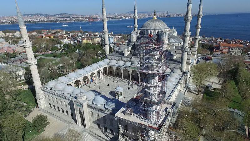 <p>Türkiye’nin 6 minareli tek tarihi camisi olan caminin sökülen sağ ön minaresindeki restorasyonun önümüzdeki aylarda bitmesi hedefleniyor.</p>

<p> </p>
