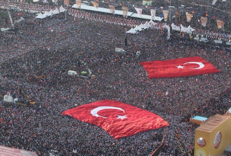 <p>Tüm siyasi partilerin, STK'ların ve iş dünyasının hazır bulunacağı Yenikapı'daki mitinge sanat dünyasından da bine yakın katılım gerçekleşecek.<a href="http://www.takvim.com.tr/multimedya/galeri/turkiye/demokrasi-ve-sehitler-mitingine-katilacak-unlu-isimler/2">.</a></p>

