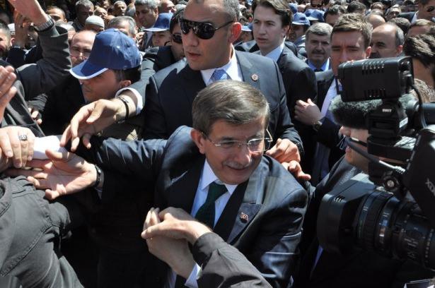 <p>Davutoğlu, esnaf ziyaretlerinde vatandaşlarla tek tek tokalaşarak hatırlarını sordu.</p>

<p> </p>
