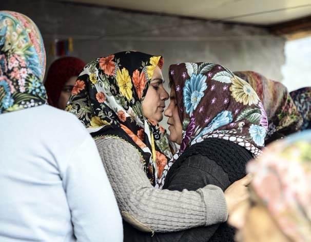 <p>İl Müftüsü Arif Gökce, yaptığı kısa konuşmanın ardından ayrı ayrı  çocukların cenaze namazlarını kıldırdı. Kılınan namazların ardından tabutlar, çok  sayıda kişi tarafından omuzlara alınarak alanın aşağısında bulunan vadideki  mezarlığa götürüldü.</p>

<p> </p>
