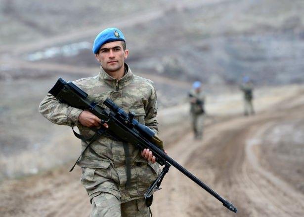 <p>Uluslararası standartlarda inşa edilmiş, 300 metre olimpik atış poligonundan Türkiye ile birlikte dünyada 5 ülkede bulunduğu belirtilirken, uluslararası atış müsabakalarını gerçekleştirebilecek imkan ve donanıma sahip poligonda eğitim görülüyor. Bu poligon, Dünya Askeri Atış Şampiyonaları'na ev sahipliği de yaptı. </p>
<p> </p>