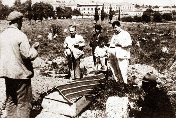 <p>24 Temmuz 1941’de hayatını kaybeden tiyatro oyuncusu Afife Jale’nin cenazesi Bakırköy’de defnediliyor</p>
