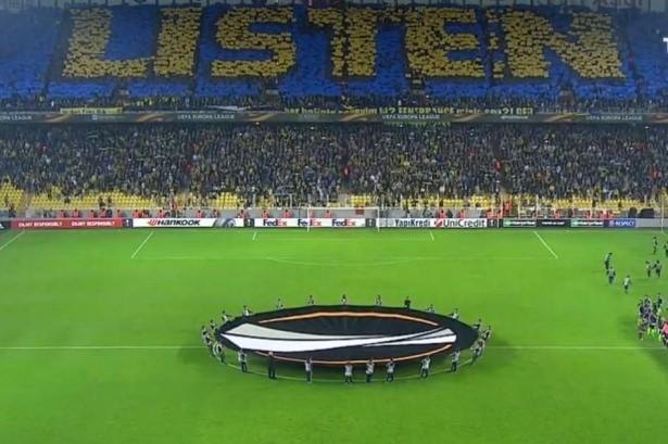 <p>Fenerbahçe tribünleri UEFA Avrupa Ligi'nde oynanan Ajax maçı öncesi bu koreografiye imza attılar. "LISTEN"</p>