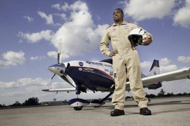 <p>Jamaika asıllı ABD'li Barrington Irving Florida Memorial Üniversitesi'nde bir havacılık öğrencisi. 1983 doğumlu Irving'in 97 günlük uçusu aynı zamanda siyahi bir pilotun yaptığı ilk tek başına dünya turu oldu.</p>

<p> </p>
