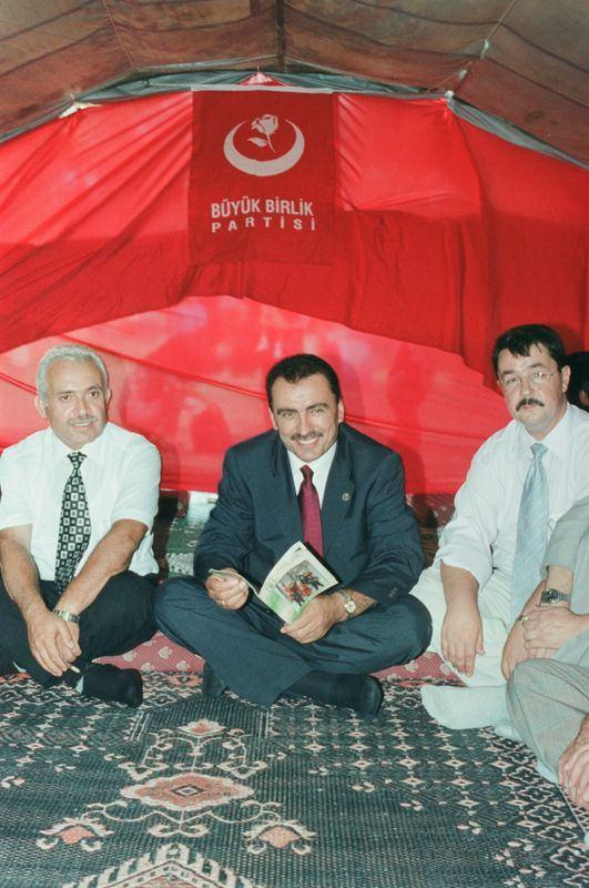 <p> BBP Genel Başkanı Yazıcıoğlu, 26 Ağustos 2001'de partisince düzenlenen sünnet şöleninde</p>
