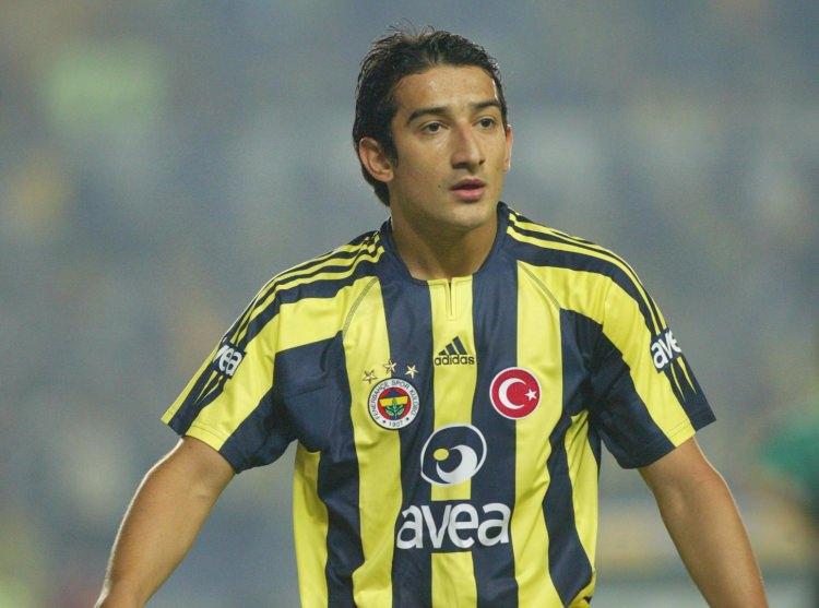 <p>O günlerde mücadeleci yapısıyla ön plana çıkan Serhat, Karlsurhe'den Fenerbahçe'ye geldiğinde kulübün sevilen oyuncularından olacağını ve Kadıköy Boğası olarak anılacağını tahmin bile edemezdi.</p>
