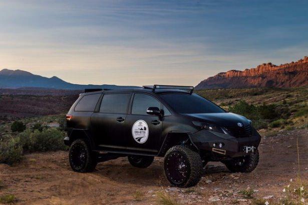 <p>Toyota UUV, 22 inçlik Monster Energy off-road tekerleklerin üzerinde hareket ediyor.</p>
<p> </p>