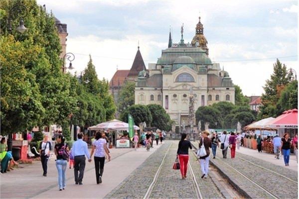 <p><strong>5 - Slovakya</strong><br />
Slovakya’da işsizlik oranının yılın son çeyreğinde yüzde 12,3 gelecek yılın aynı döneminde yüzde 11 olması bekleniyor.</p>