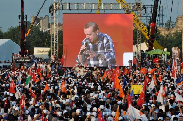 <p>ORC'nin anketine göre İstanbul'da AK Parti yüzde 48,2'yle birinci, CHP yüzde 32'yle ikinci, MHP yüzde 8,7'yle üçüncü oldu. Seçim stratejisini Batı'daki oylarını artırmaya yönelik olarak belirleyen HDP ise İstanbul'da gördüğü yüzde 6,5 oranla adeta şok oldu. İşte yapılan son ankette 12 ilde partilerin aldığı oy oranları.</p>

<p> </p>

