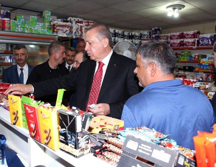 <p>Erdoğan, ilçe merkezinde makam aracını durdurarak vatandaşlarla bir süre sohbet ederek hatıra fotoğrafı çektirdi, çocuklara oyuncak dağıttı.</p>
<p> </p>