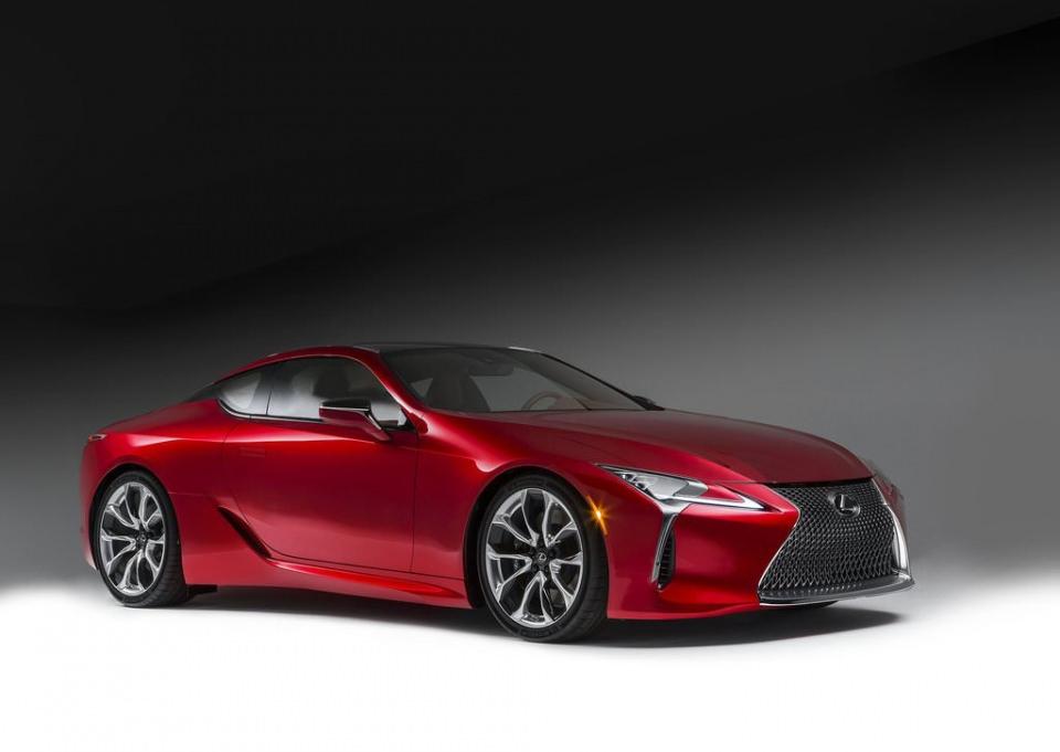 <p>Kaputu altında, RC F'ten de tanıdığımız, 5 litre hacimli v8 motoru barındıran araç 467 beygir güç, 527 Nm tork üretebiliyor. Gücünü arka aksa 10 ileri vitesli, tam otomatik bir şanzıman üzerinden aktaran otomobilin 0'dan 100 km/s sürate yaklaşık 4.5 saniyede ulaşabileceği belirtiliyor.</p>

<p> </p>
