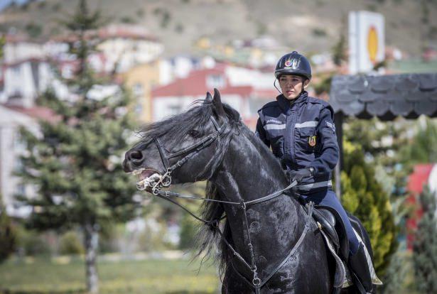 <p>Jandarma at timinde görevli 32 yaşındaki astsubay Hülya Özkan Apaydın, AA muhabirine yaptığı açıklamada, iletişim fakültesi halkla ilişkiler bölümünde okuduğu yıllarda bir yurt dışı gezisinde gördüğü atlı devriyelere hayran kalarak bu mesleğe yöneldiğini anlattı.</p>