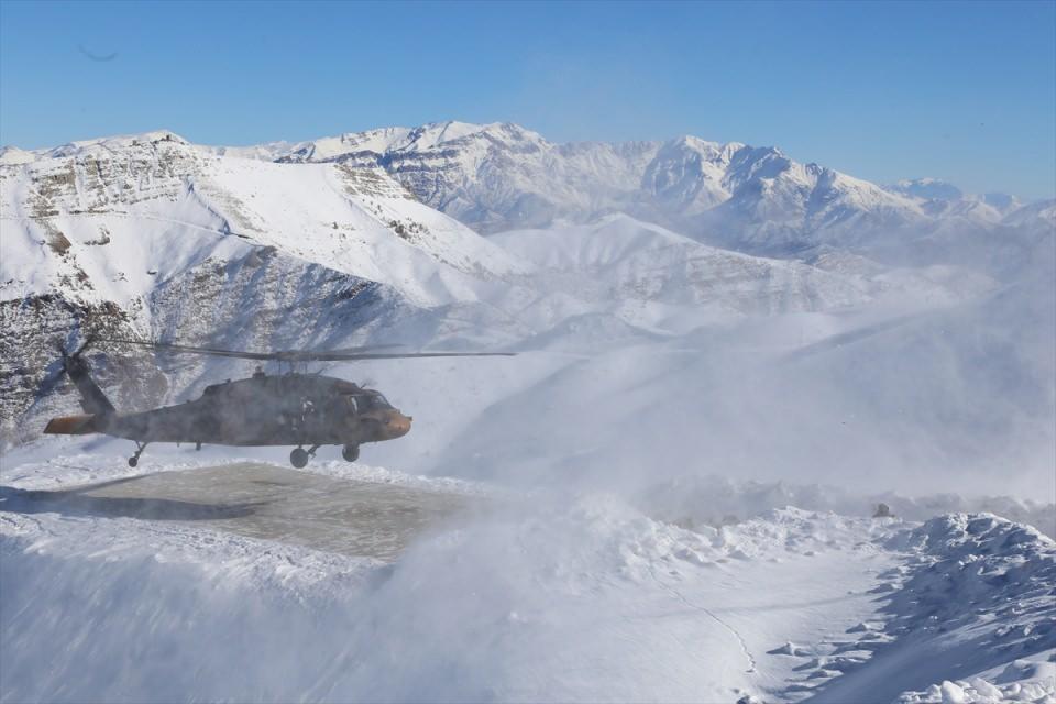 <p><em><strong>Tümene gelen mektupların daha sonra helikopterle sınır hattındaki askerlere ulaştırdıklarını belirten Doğan, şöyle devam etti:</strong></em></p>
<p>"Öncelikle bizi düşünerek duygu dolu sözleri kaleme alan öğrencilerimize teşekkür ediyoruz. Bu öğrencilerimiz unutmasınlar ki biz de canımız pahasına ülkemizi korumak için mücadele ediyoruz. Bizlere, bu çok kıymetli hediyeleri gönderen bütün arkadaşlarımıza, kardeşlerimize, onları yetiştiren anne, baba ve değerli öğretmenlerine, hududun sıfır noktasından en derin sevgi ve saygılarımızı sunuyoruz."</p>