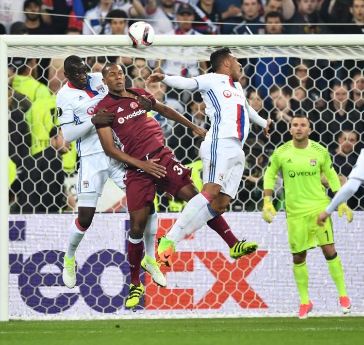 <p>e Monde da çılgın bir futbol gecesi yaşandığını belirtti. Fransız gazete, “Çılgın geceden galip çıkan Olympique Lyon oldu. Eurosport da benzer şekilde gerçek dışı bir maçın oynandığını kaydedip, “İnanılmaz Lyon. Gerçek dışı bir gecenin sonundan galibiyet çıkaran Lyon oldu. 74 saniyede Morel ve Tolisso ile kazandılar” diye yazdı.</p>
