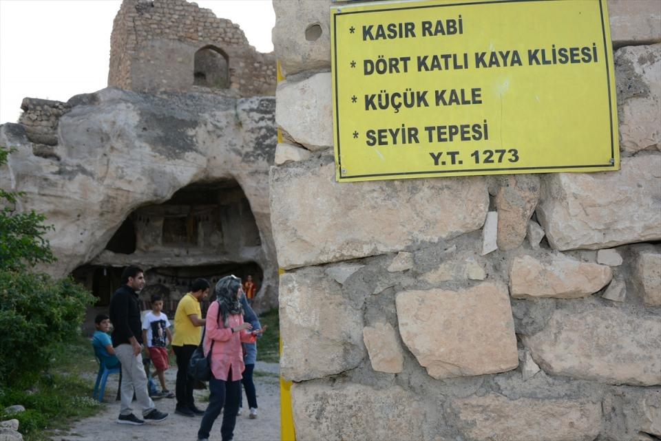 <p>"Kısacası eserlerimizi 5 bin kilometre uzağa götürmüşler. Müzeden çıktıktan sonra oradaki gazetecilerin Hasankeyf'in taşınmasına ilişkin sorularına 'Siz 5 bin kilometre tarihimizi taşıdınız da biz niye 1 kilometre öteye taşımayalım.</p>
