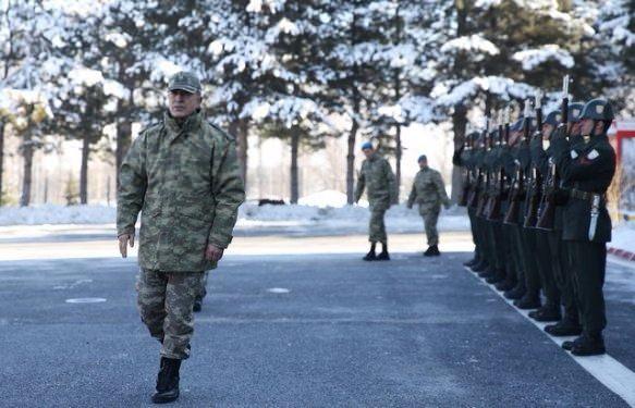 <p>Genelkurmay Başkanı Orgeneral Akar konuşmasının ardından tugaydaki askerlerle öğle yemeği yedi.</p>
<p> </p>