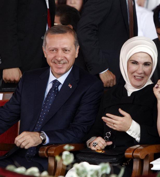 <p>Emine Hanım, eşi Recep Tayyip Erdoğan'ın siyasi hayatında hep yanında oldu. Fazla öne çıkmayan, ancak arka planda eşine her türlü desteği veren Emine Erdoğan, Başbakan olmasının ardından da eşinin hemen hemen her yurtdışı gezisi ve mitingine katıldı. Erdoğan, ayrıca Başbakan eşi sıfatıyla pek çok yardım faaliyetine de öncülük etti.</p>

<p> </p>
