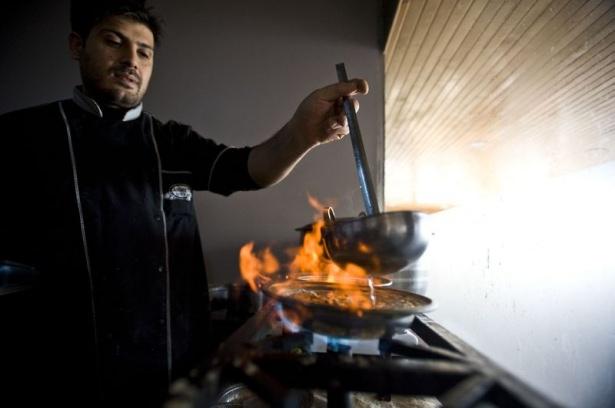 <p><strong>Kente özgü 400 kazan yemeği tespit edildi</strong></p>

<p>Hazırladıkları raporda Gaziantep'in yemek zenginliğini daha iyi gösterebilmek için çeşitli araştırmalar yaptıklarını aktaran Şahin, bu sayede ızgara ve tatlı çeşitleri dışında 400'e yakın Gaziantep'e özgü kazan yemeği tespit edildiğini bildirdi.</p>
