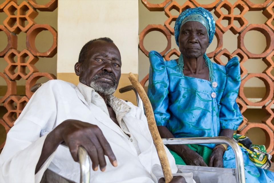 <p>Uganda'nın Butambala bölgesindeki Gombe Hastanesinde iki haftadır ücretsiz göz ameliyatları yapan Yeryüzü Doktorları, küçük bir köyde yaşayan Ugandalı yaşlı çifte katarakt ameliyatı yaptı.</p>
