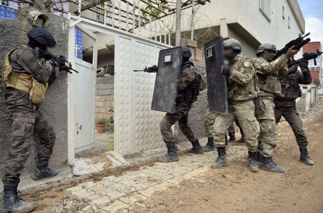 <p>Mardin Valisi Ömer Faruk Koçak, Nusaybin'de terör örgütü PKK ile mücadele eden güvenlik güçlerine ziyarette bulundu.</p>
<p> </p>