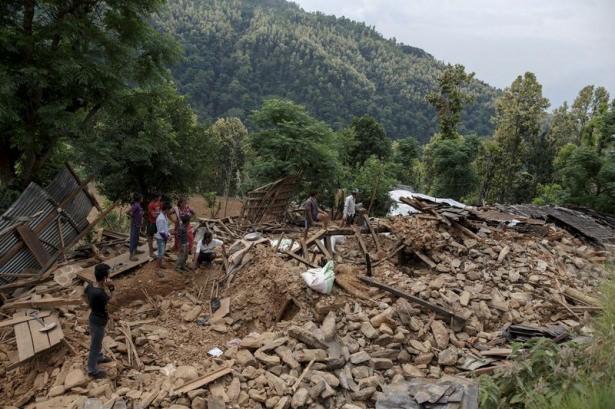 <p>Polis yetkilileri, depremde 8 bin 100'den fazla kişinin yaralandığını açıkladı. İçişleri Bakanlığı Sözcüsü Laxmi Dhakal, afetten en çok etkilenen Katmandu Vadisi'nde bin 440, ülkenin orta kesimlerinde de 2 bin 589 kişinin öldüğünü açıklandı.</p>
