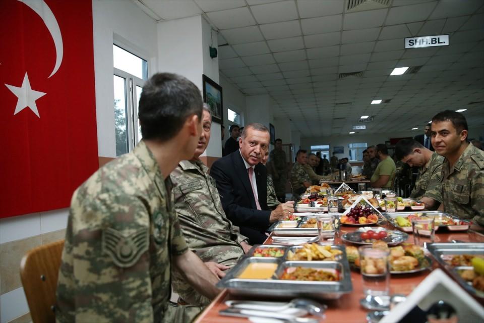 <p>Cumhurbaşkanı Erdoğan ile telefonda konuşan Kızıltepe Yeksektepe İlkokulu 4’üncü sınıf öğrencisi Meltem Kandemir de büyük mutluluk yaşadığını söyledi.</p>
<p> </p>